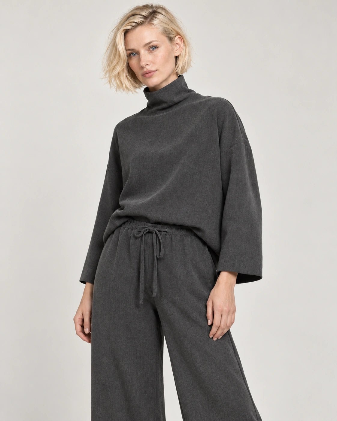 Pantalone elastico grigio scuro, dettaglio del capo - MADAME VENICE - FW26 - PAMELA - CREPE TECNICO #Colore_Grigio Scuro