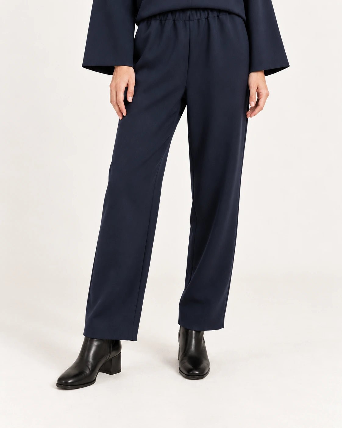 Pantalone elastico blu, dettaglio del crepe e della linea - MADAME VENICE - FW25 - PIPA - CREPE TECNICO #Colore_Blue