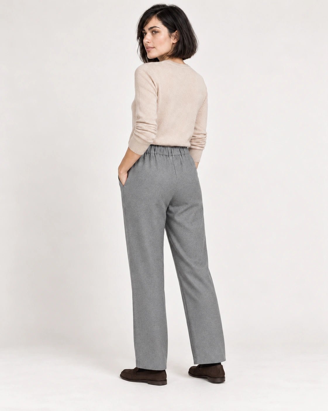 Pantalone elastico grigio chiaro, vista posteriore - MADAME VENICE - FW26 - PAOLA - LANA JESI #Colore_Grigio Chiaro