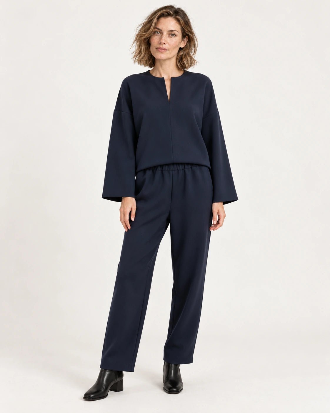 Pantalone elastico blu, vista frontale - MADAME VENICE - FW25 - PIPA - CREPE TECNICO #Colore_Blue