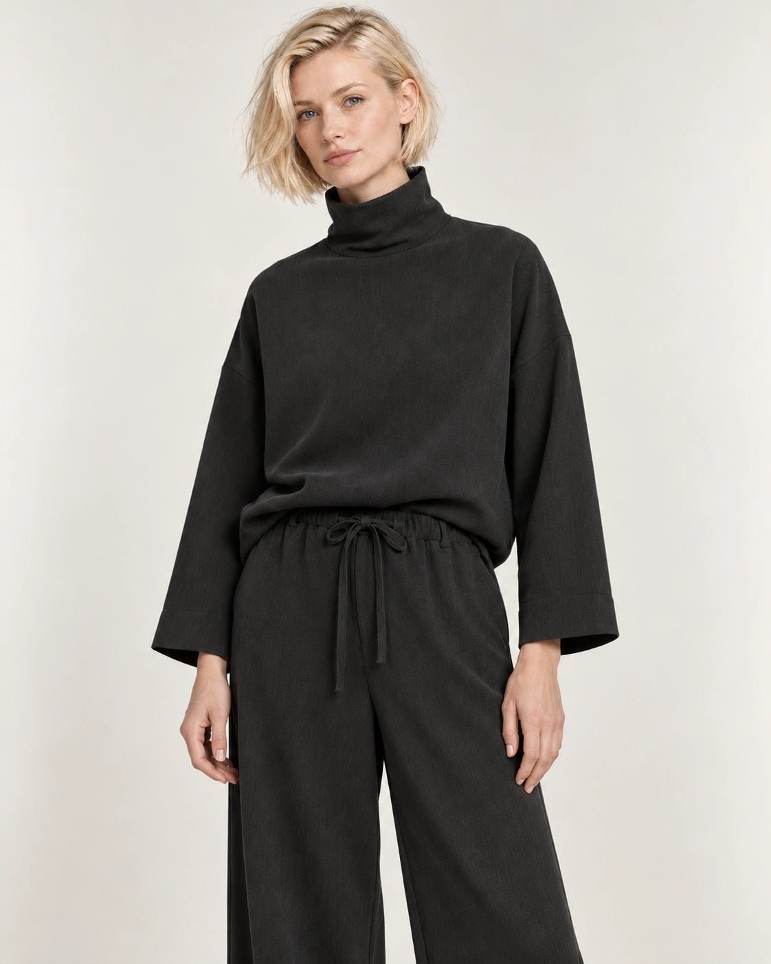 Pantalone elastico nero, dettaglio del capo - MADAME VENICE - FW26 - PAMELA - CREPE TECNICO #Colore_Nero