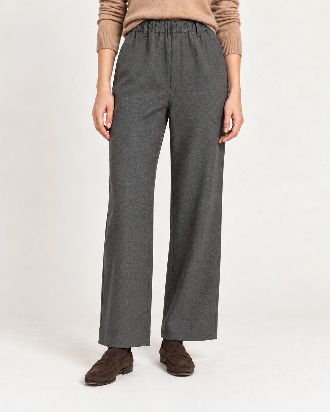 Pantalone elastico grigio scuro, dettaglio del capo - MADAME VENICE - FW26 - PAOLA - LANA JESI #Colore_Grigio Scuro
