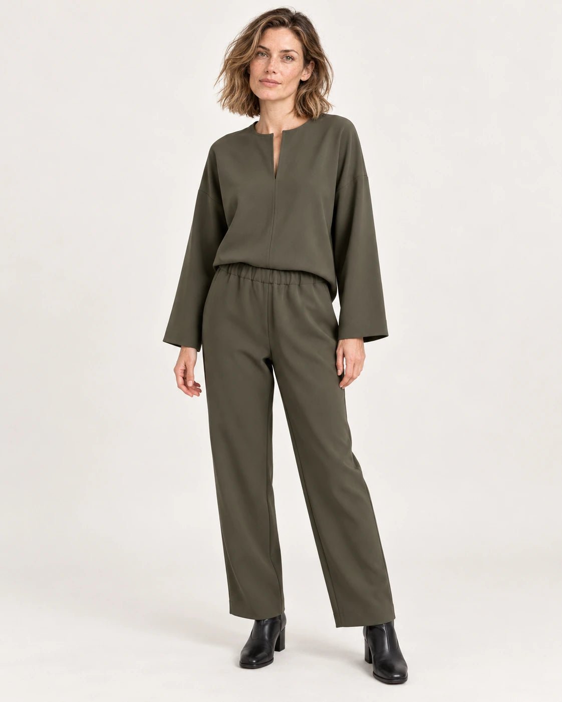 Pantalone elastico verde oliva, vista frontale - MADAME VENICE - FW25 - PIPA - CREPE TECNICO #Colore_Olive