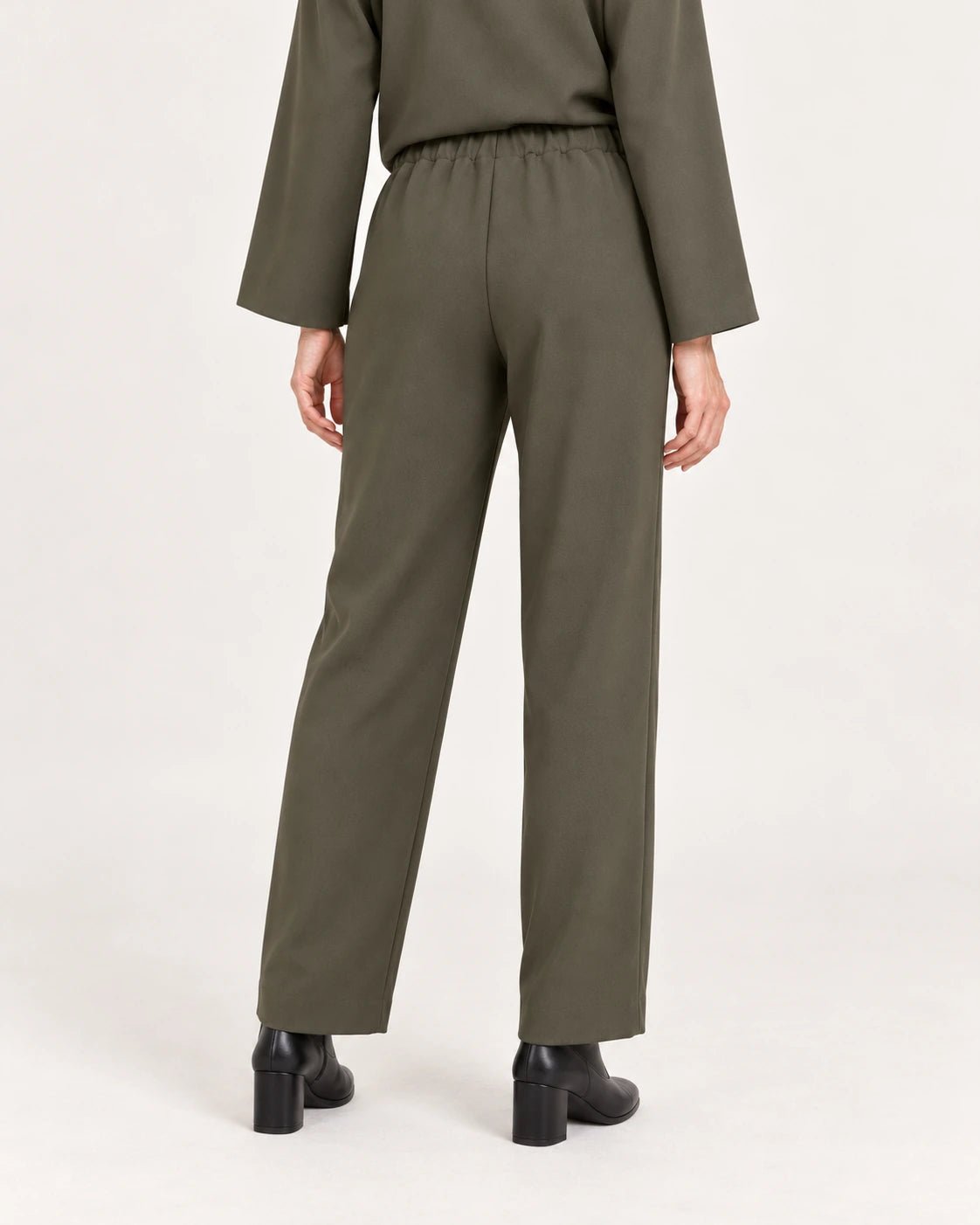 Pantalone elastico verde oliva, vista posteriore - MADAME VENICE - FW25 - PIPA - CREPE TECNICO #Colore_Olive