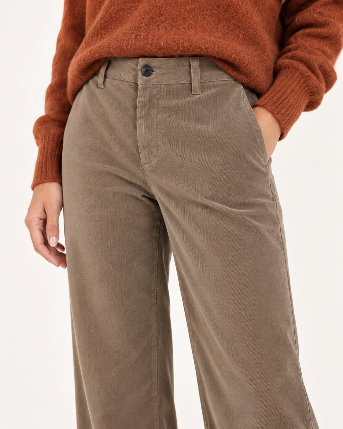 Pantalone palazzo sabbia, dettaglio della tasca e del velluto - MADAME VENICE - FW25 - PIA - VELVET 2000 #Colore_Sand