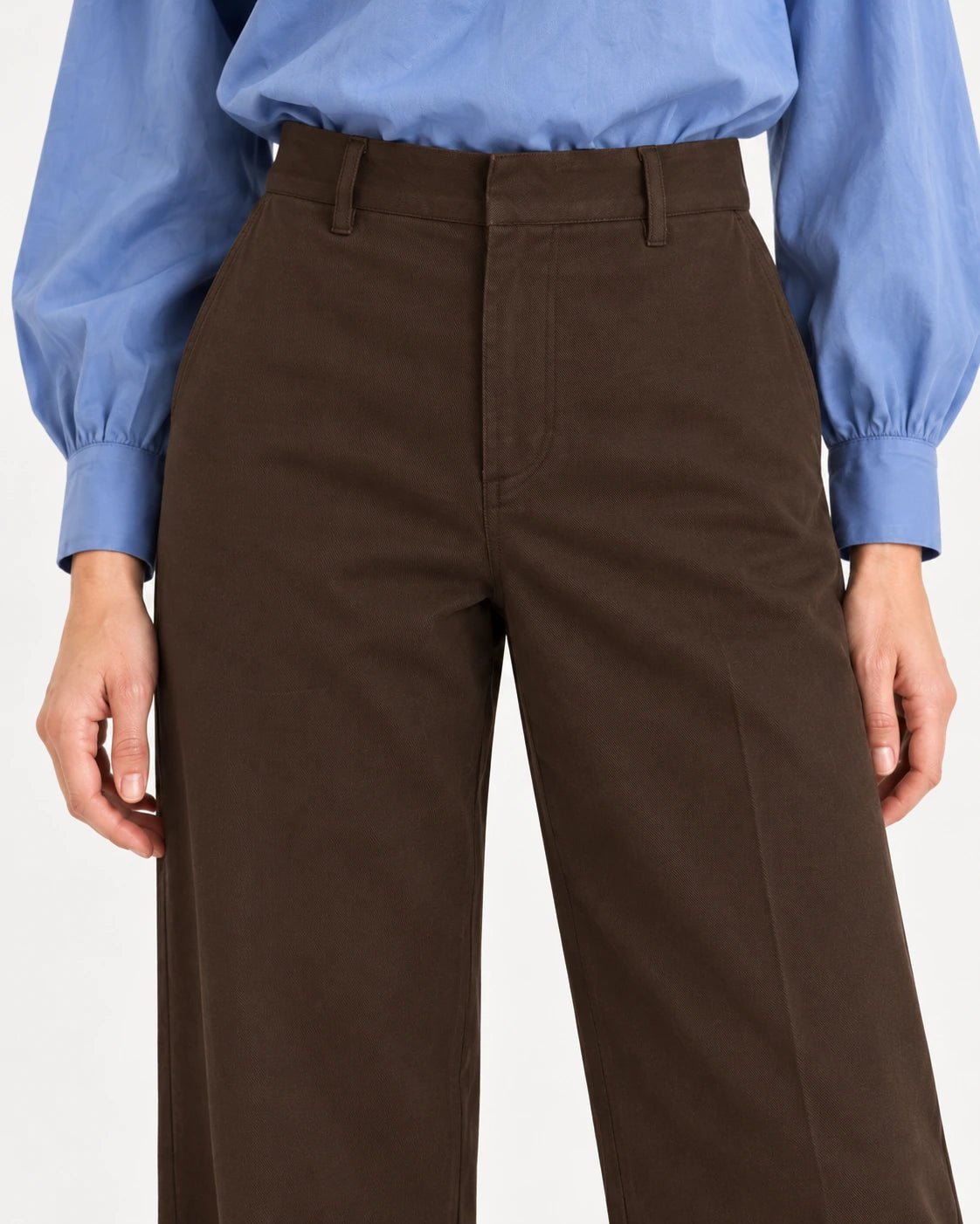 Pantalone palazzo marrone, dettaglio della vita e del tessuto - MADAME VENICE - FW25 - PRISCILLA - CAPITALE #Colore_Brown