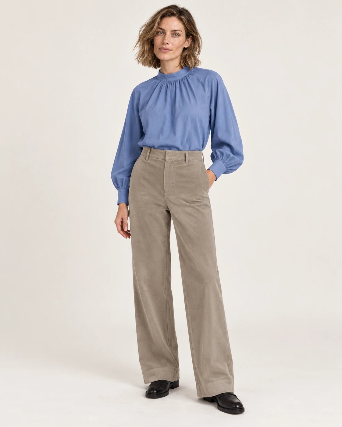 Pantalone palazzo sabbia, vista frontale - MADAME VENICE - FW25 - PRISCILLA - CAPITALE #Colore_Sand