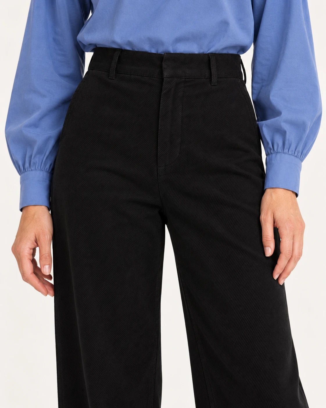 Pantalone palazzo nero, dettaglio della vita e del tessuto - MADAME VENICE - FW25 - PRISCILLA - CAPITALE #Colore_Black