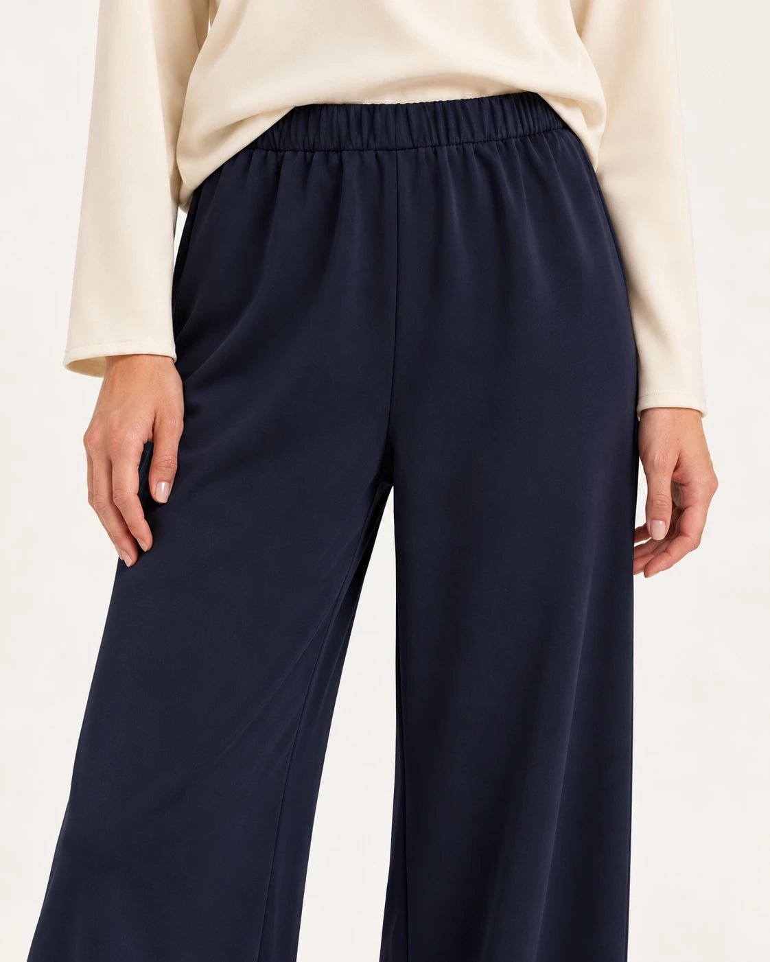 Pantalone palazzo blu, dettaglio della vita e del jersey - MADAME VENICE - FW25 - PEONIA - JERSEY TECNICO #Colore_Blue