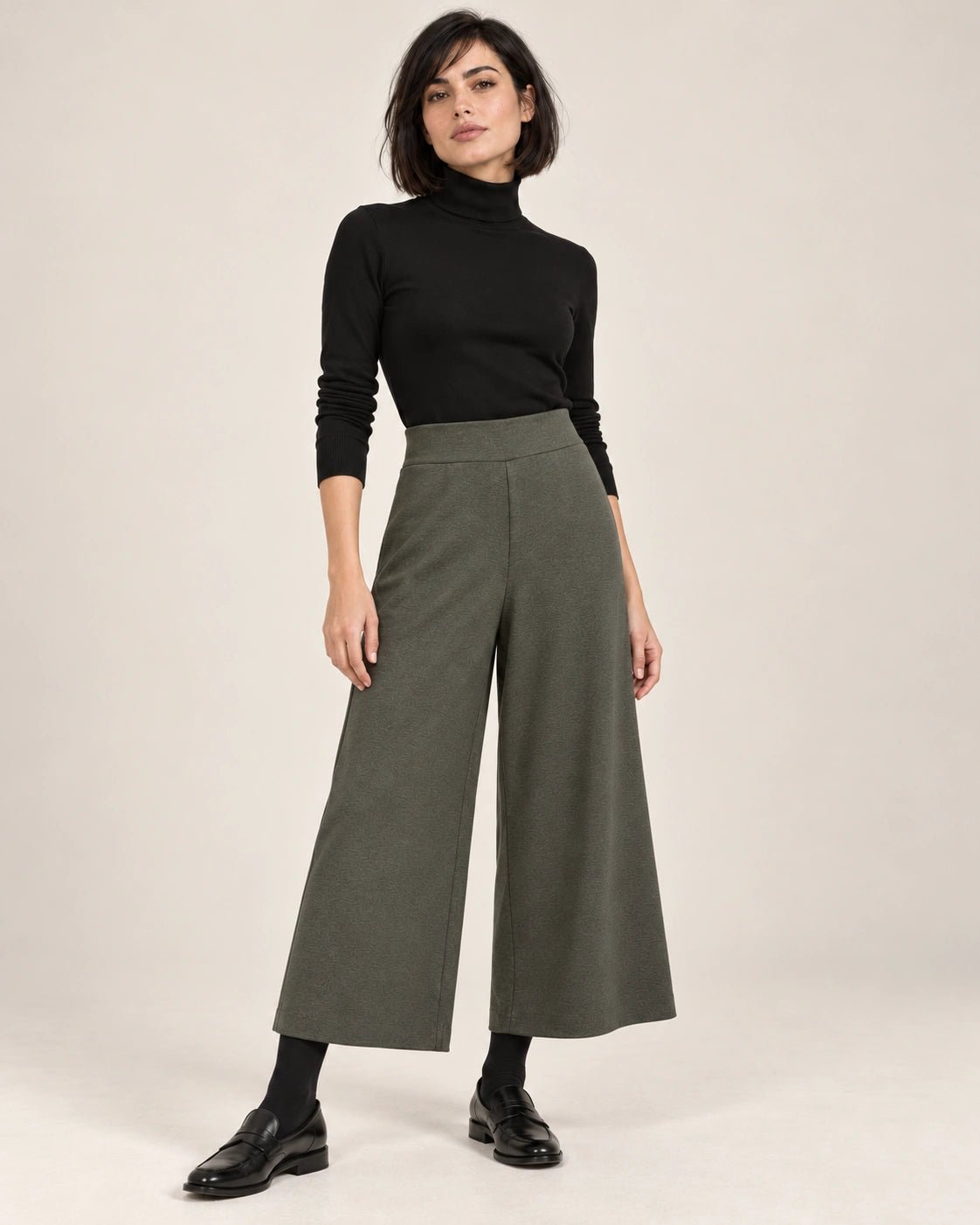 Pantalone palazzo verde, dettaglio del capo - MADAME VENICE - FW26 - PESARO - PUNTO MILANO #Colore_Verde