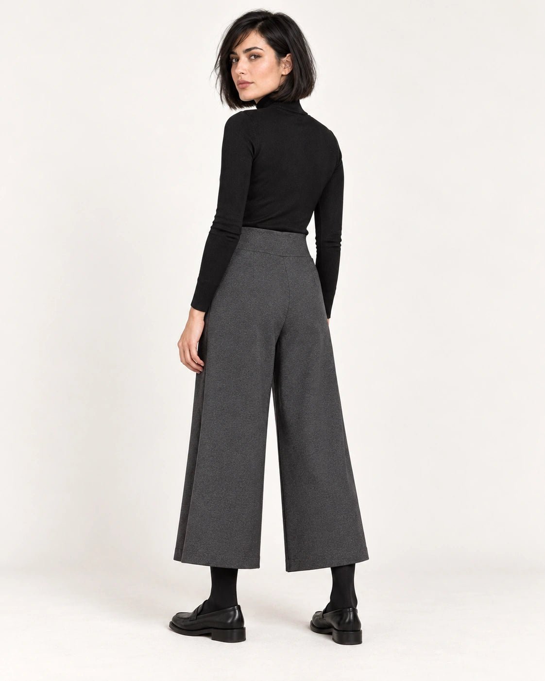 Pantalone palazzo grigio scuro, vista posteriore - MADAME VENICE - FW26 - PESARO - PUNTO MILANO #Colore_Grigio Scuro