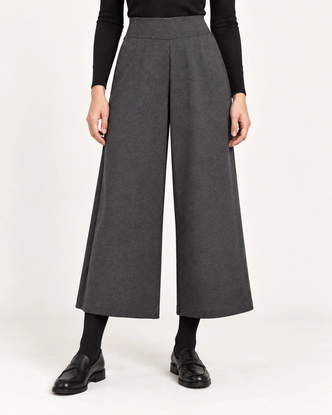 Pantalone palazzo grigio scuro, dettaglio del capo - MADAME VENICE - FW26 - PESARO - PUNTO MILANO #Colore_Grigio Scuro