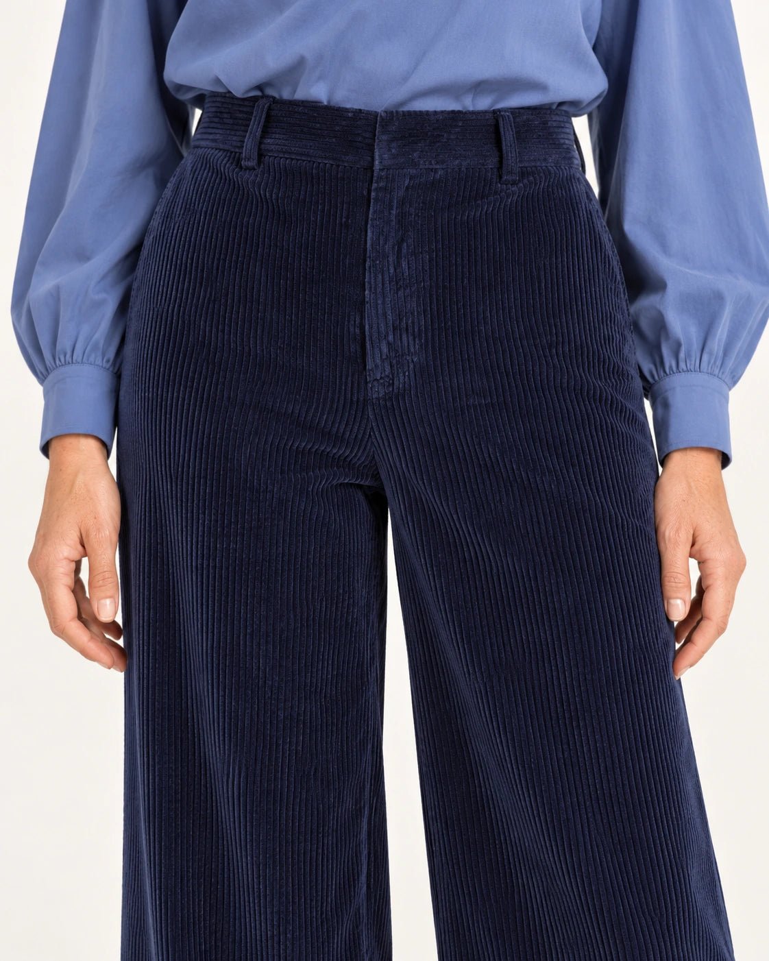 Pantalone palazzo blu, dettaglio della vita e del velluto - MADAME VENICE - FW25 - PRISCILLA - VELVET SWEET #Colore_Blue