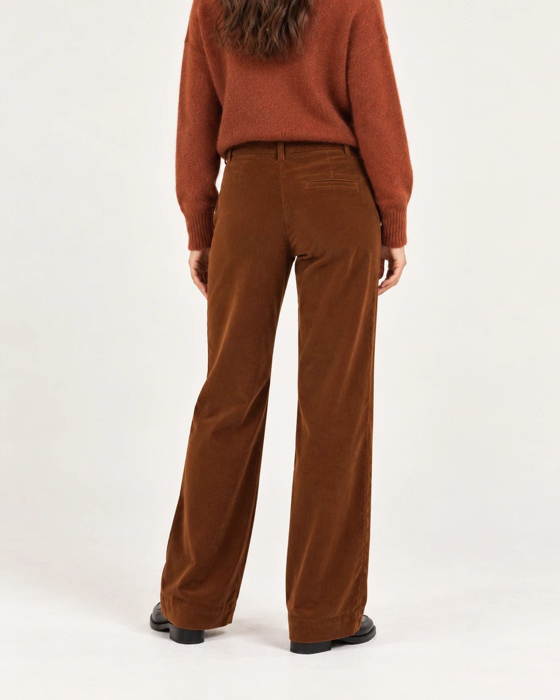 Pantalone palazzo ruggine, vista posteriore - MADAME VENICE - FW25 - PIA - VELVET 2000 #Colore_Rust