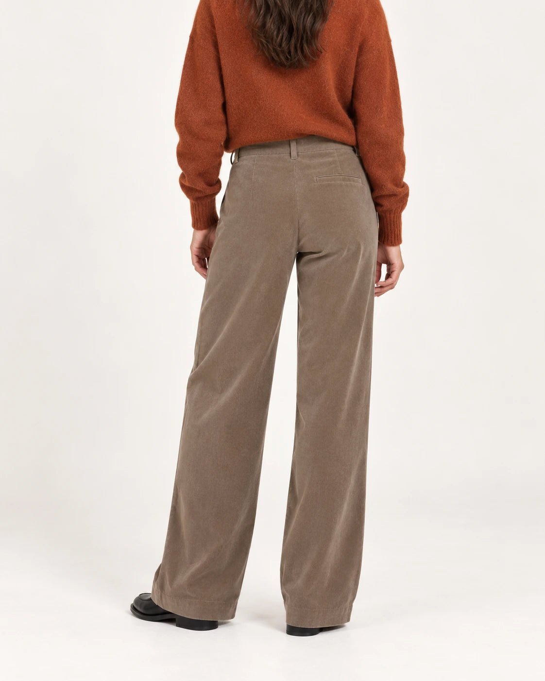 Pantalone palazzo sabbia, vista posteriore - MADAME VENICE - FW25 - PIA - VELVET 2000 #Colore_Sand