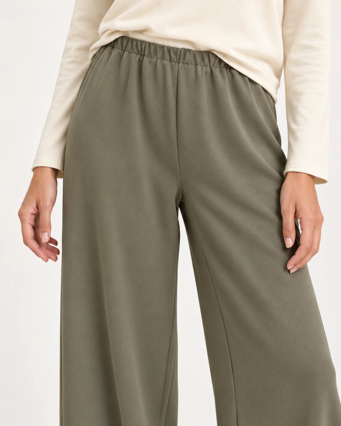 Pantalone palazzo verde oliva, dettaglio della vita e del jersey - MADAME VENICE - FW25 - PEONIA - JERSEY TECNICO #Colore_Olive