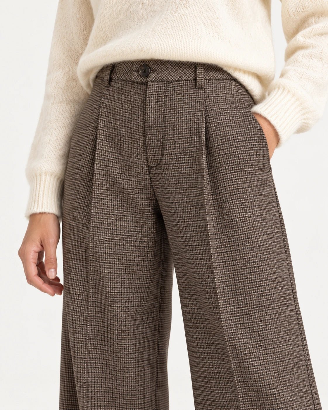 Pantalone palazzo pence marrone, dettaglio della pince e del microquadro - MADAME VENICE - FW25 - PERLA - CHECK BARN #Colore_Brown