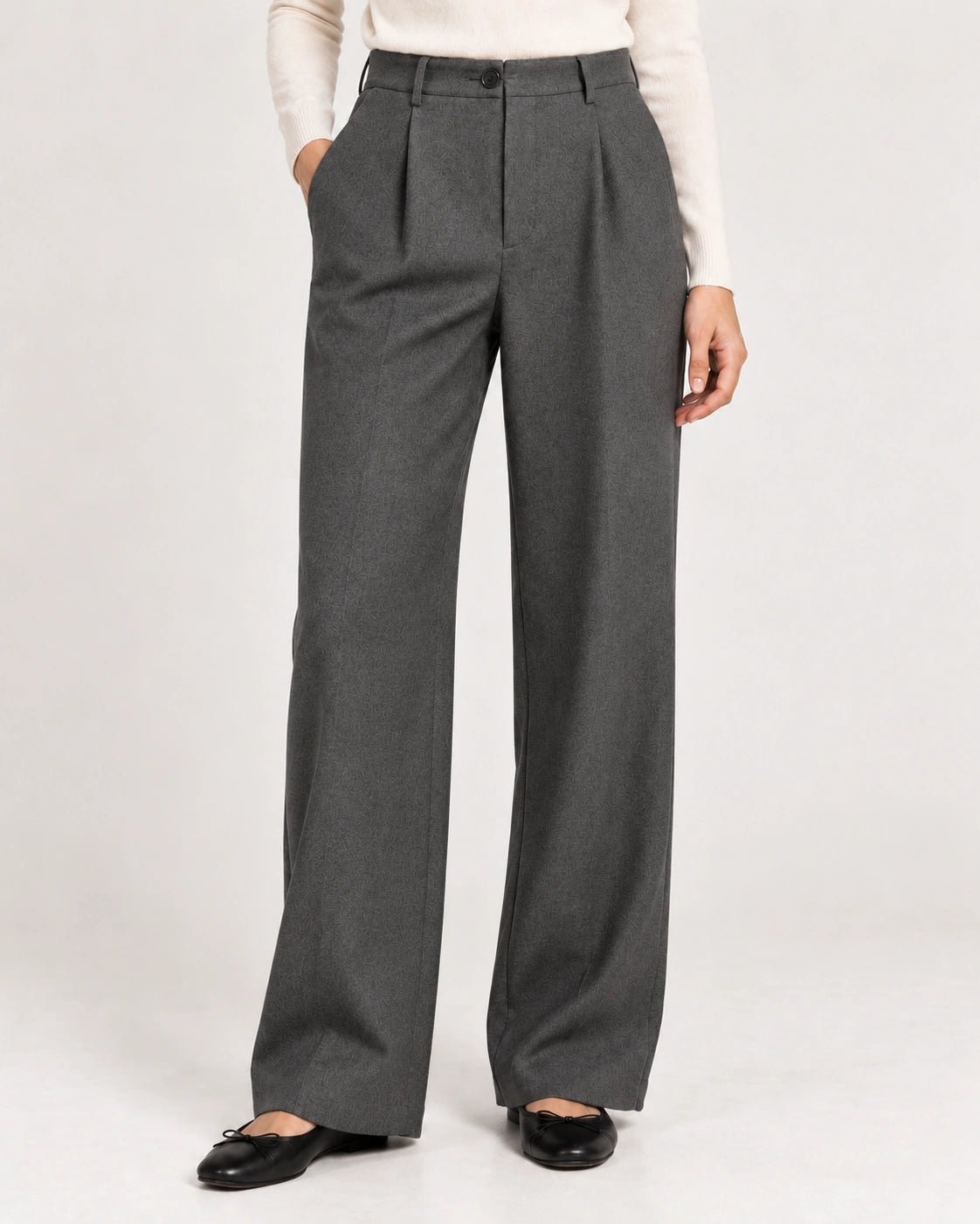 Pantalone pence grigio scuro, dettaglio del capo - MADAME VENICE - FW26 - PRIMA - LANA JESI #Colore_Grigio Scuro
