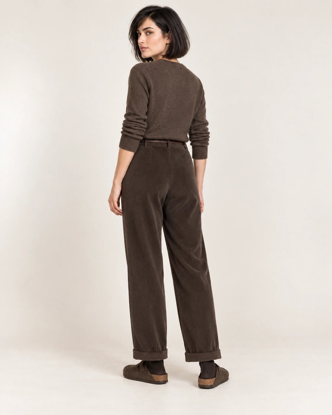 Pantalone riscolto marrone, vista posteriore - MADAME VENICE - FW26 - PATRICIA - VELVET SWEET #Colore_Marrone