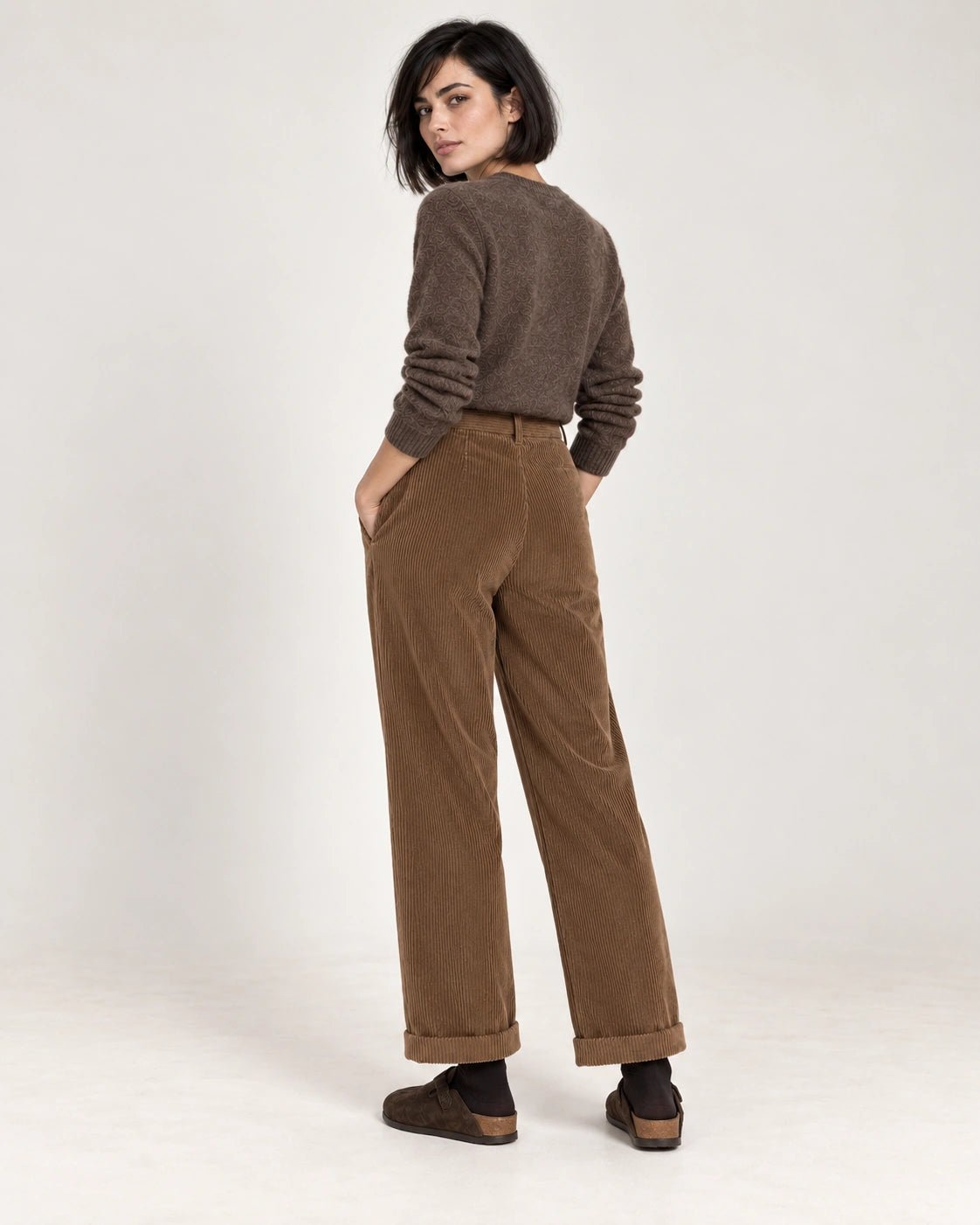 Pantalone riscolto tabacco, vista posteriore - MADAME VENICE - FW26 - PATRICIA - VELVET SWEET #Colore_Tabacco