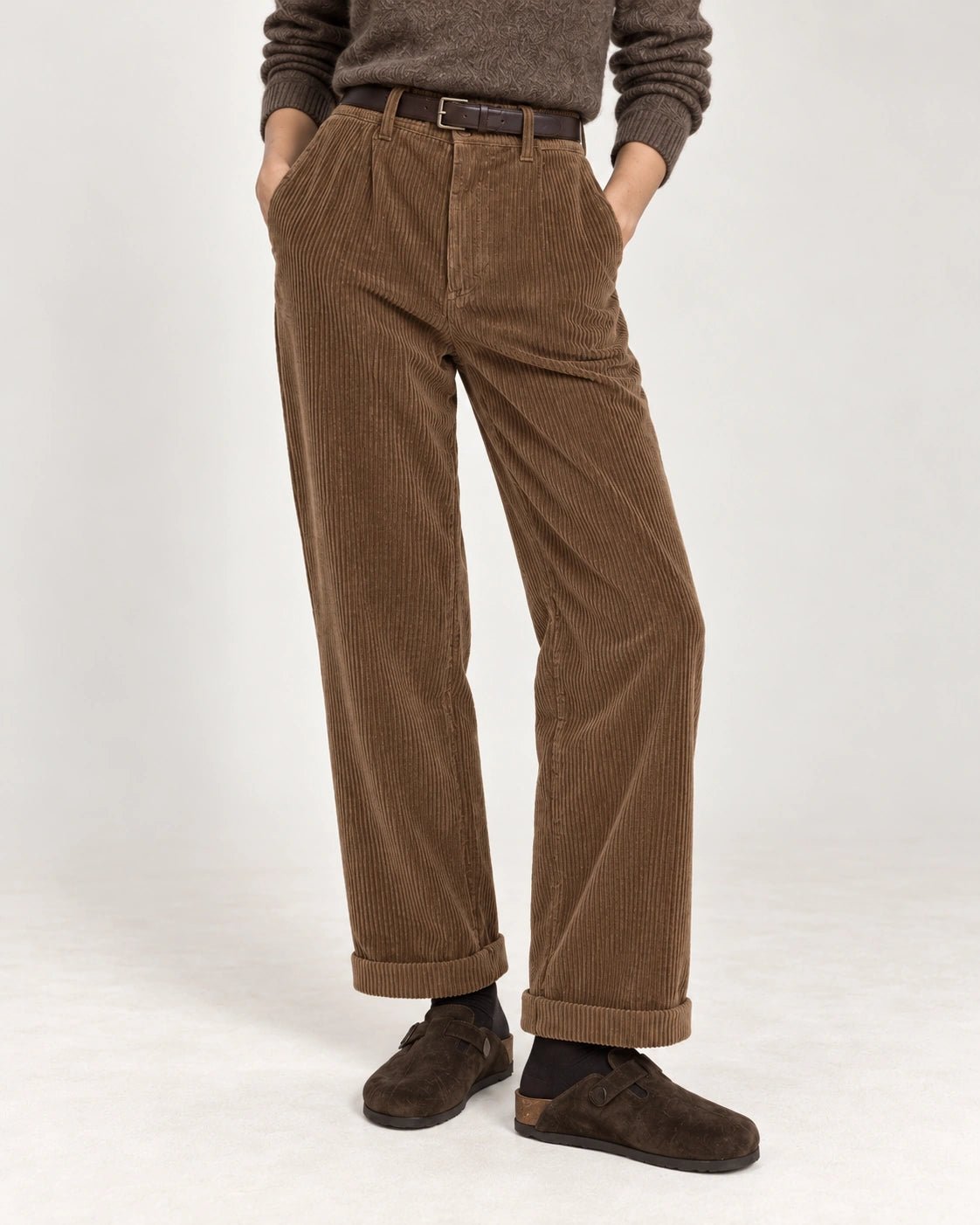 Pantalone riscolto tabacco, dettaglio del capo - MADAME VENICE - FW26 - PATRICIA - VELVET SWEET #Colore_Tabacco
