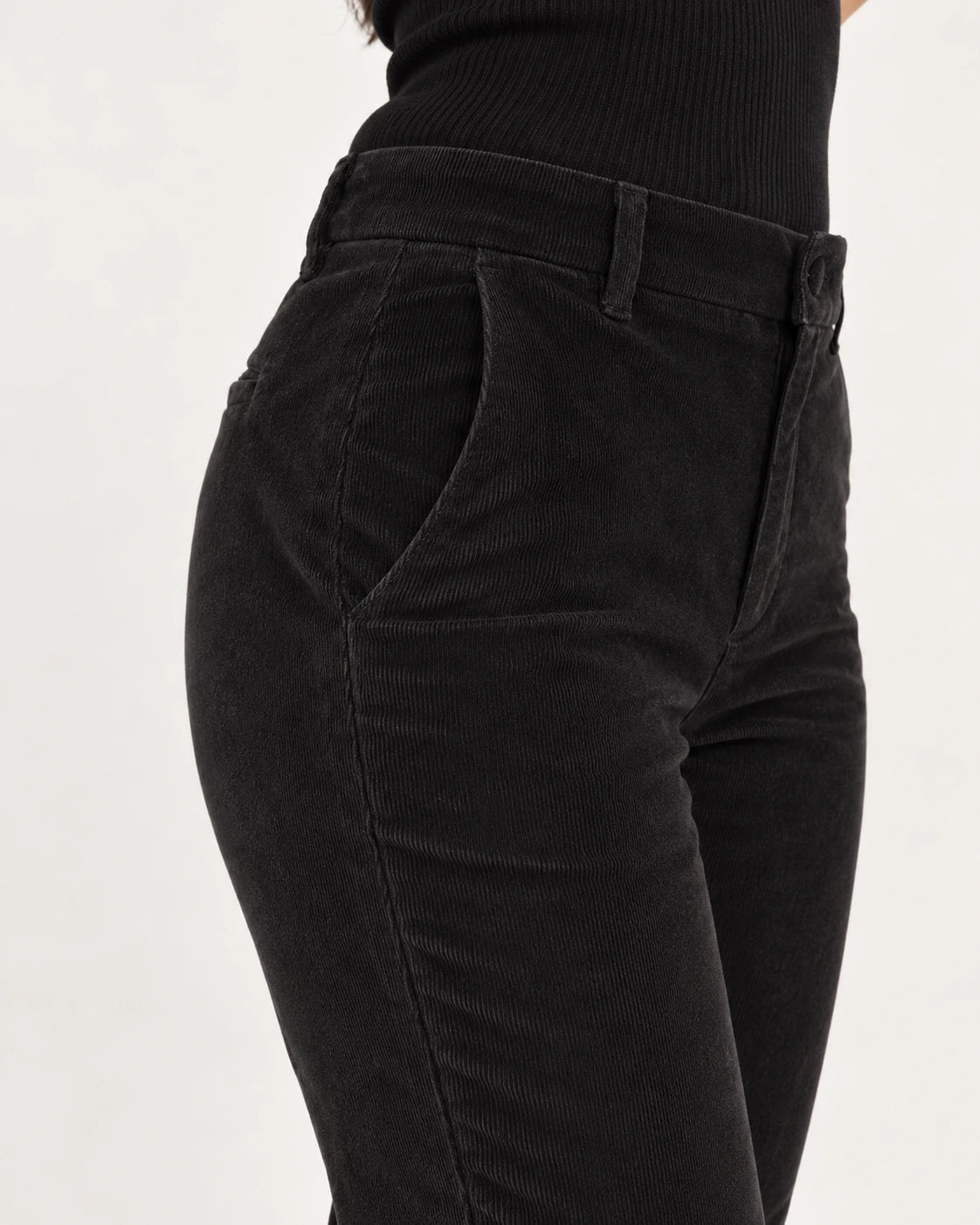 Pantalone zampa nero, dettaglio della tasca anteriore - MADAME VENICE - FW25 - PAYTON - VELVET 2000 #Colore_Black