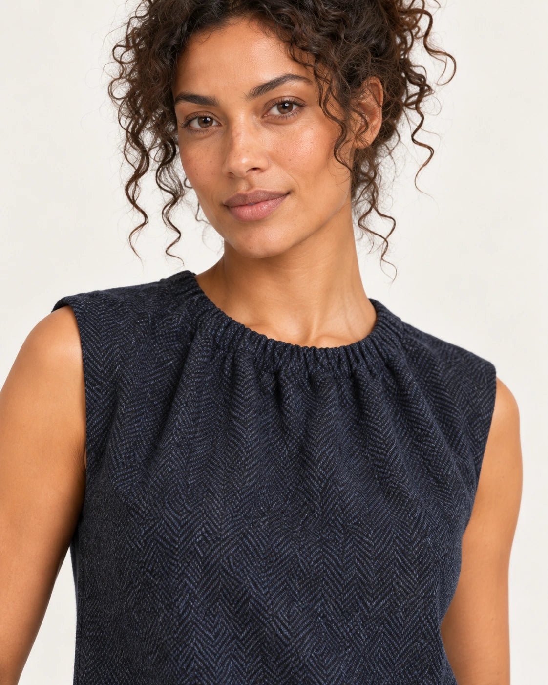 Top blu, dettaglio dello scollo e del tessuto spinato - MADAME VENICE - FW25 - VERA - SPINATINO #Colore_Blue